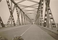 36. Duitse voertuigen op de Moerdijkbrug. thumbnail