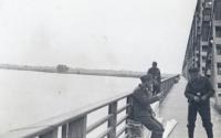 6. Duitse soldaten op de verkeersbrug van Moerdijk tijdens de tweede wereldoorlog thumbnail