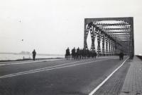 7. Duitse troepen te paard op de verkeersbrug van Moerdijk tijdens de tweede wereldoorlog thumbnail