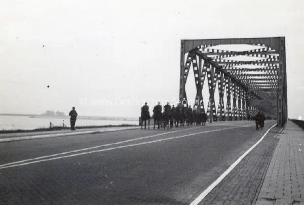 7. Duitse troepen te paard op de verkeersbrug van Moerdijk tijdens de tweede wereldoorlog image