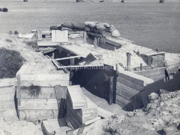 1. Restanten Duitse stellingen Willemsdorp bij de Moerdijkbruggen kort na het einde van de tweede wereldoorlog. image