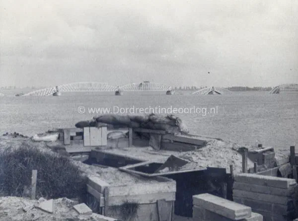 2. Restanten Duitse stellingen Willemsdorp Kort na het einde van de tweede wereldoorlog. image