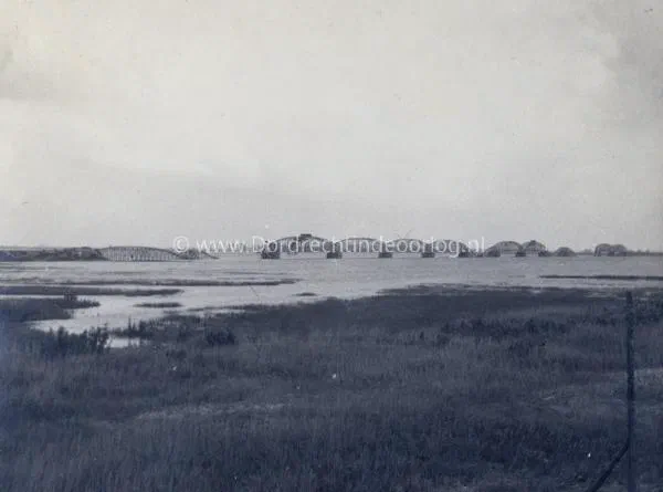 3. De vernielde spoorbrug van Moerdijk kort na het einde van de tweede wereldoorlog. image