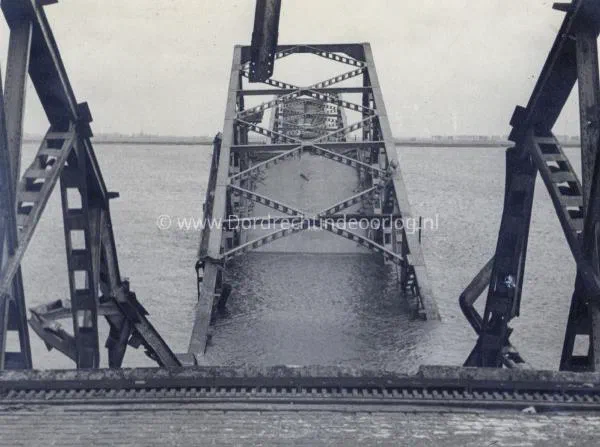 4. Restanten van de verkeersbrug van Moerdijk kort na het einde van de tweede wereldoorlog. image