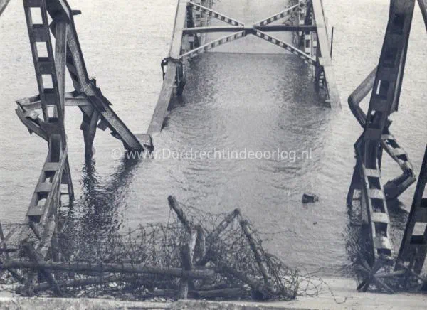5. Restanten van de verkeersbrug van Moerdijk kort na het einde van de tweede wereldoorlog. image