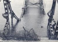 5. Restanten van de verkeersbrug van Moerdijk kort na het einde van de tweede wereldoorlog. thumbnail