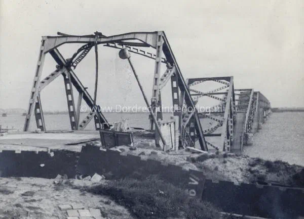 6. Restanten van de verkeersbrug van Moerdijk kort na het einde van de tweede wereldoorlog. image