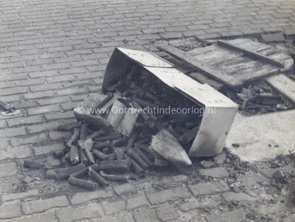 7. Achtergebleven springladingen bij de bruggen van Moerdijk kort na het einde van de tweede wereldoorlog. image