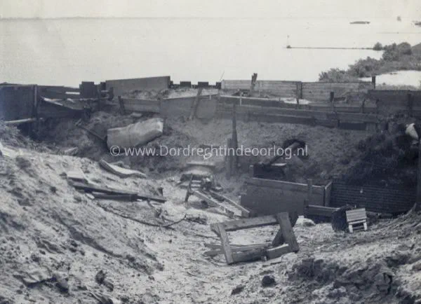 8. Grote schade in één van de stellingen bij Willemsdorp kort na het einde van de tweede wereldoorlog. image