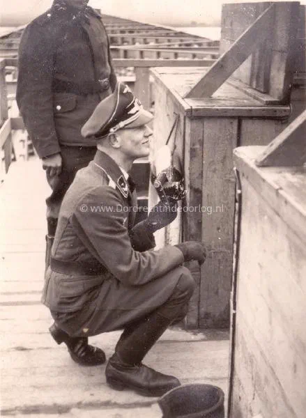52. Foto's maken op de verkeersbrug van Moerdijk in 1940/41. image