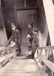 60. Foto's maken op de verkeersbrug van Moerdijk in 1940/41. thumbnail
