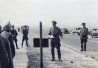 2. Militaire oefening verkeersbrug Moerdijk met General Erich Höcker. thumbnail