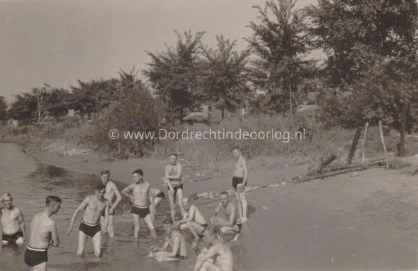 1. Duitse soldaten op een strandje in de buurt van Papendrecht. image