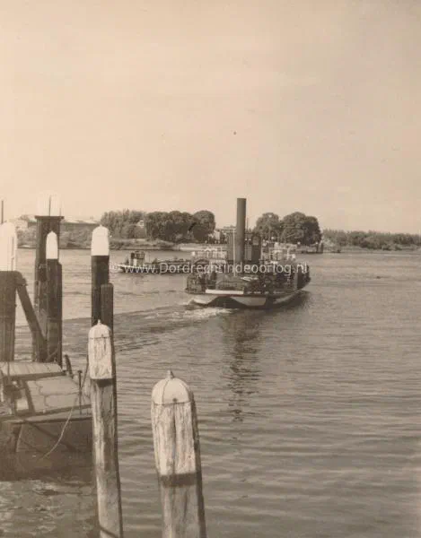 12. Het Papendrechtse veer in oorlogstijd. image