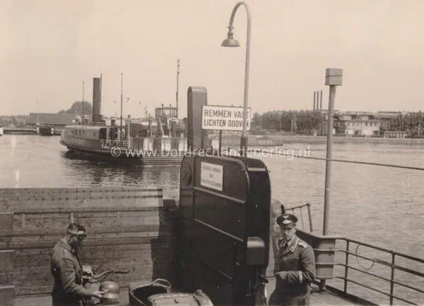 13. Enkele Duitse soldaten met een motorfiets op een veerboot op de Merwede. image