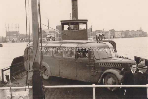 14. Een autobus vol Duitse militairen op het Papendrechtse veer. image