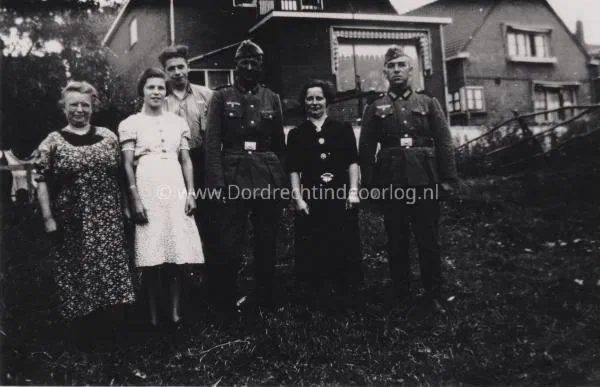 2. Duitse soldaten poseren met Papendrechtse burgers in Papendrecht. image