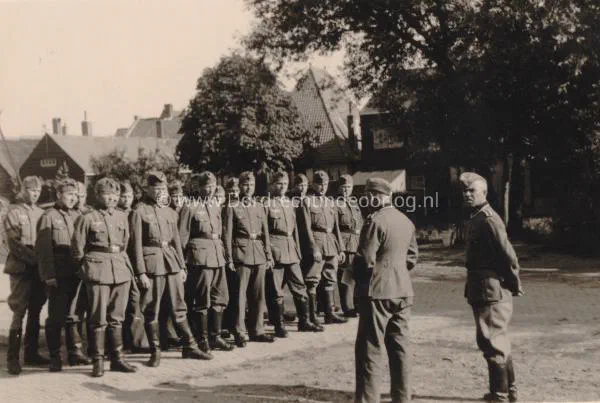 5. Een groep Duitse militairen staat aangetreden in Papendrecht. image