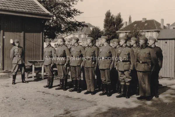 6. Een groep Duitse militairen staat aangetreden in Papendrecht. image