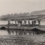 7. Duitse militairen met een pontonboot in de haven van Papendrecht. thumbnail