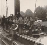 9. Duitse militairen poseren op de KPT4 in de haven van Papendrecht. thumbnail