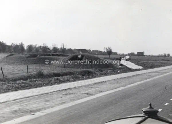 17. Nederlandse aardebunker in Willemsdorp tijdens de tweede wereldoorlog. image