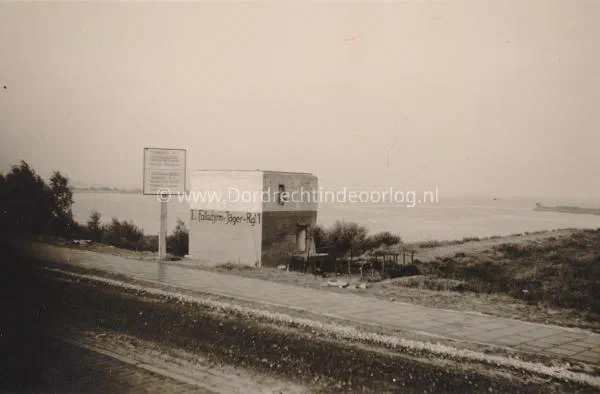 18. Rivierkazemat II van achter gefotografeerd. image