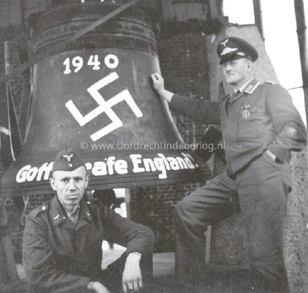 11. Duitse soldaten bij een kerkklok tijdens de tweede wereldoorlog. image