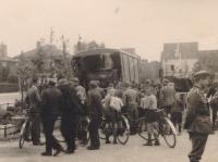 27. Duitse militairen en burgers bij een Duitse vrachtwagen vermoedelijk ergens in Dordrecht. thumbnail