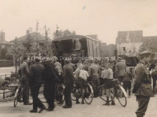 27. Duitse militairen en burgers bij een Duitse vrachtwagen vermoedelijk ergens in Dordrecht. image