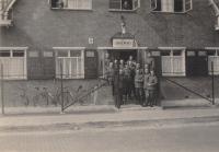 11. De voormalige politietroepenkazerne in Willemsdorp in gebruik door Duitse militairen thumbnail