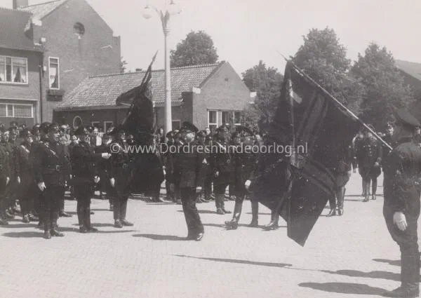1. NSB leider Anton Mussert op het Raadhuisplein in Zwijndrecht image