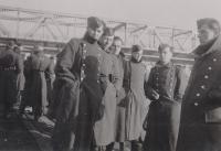 2. Duitse militairen op een schip bij de Zwijndrechtse bruggen over de Oude Maas thumbnail