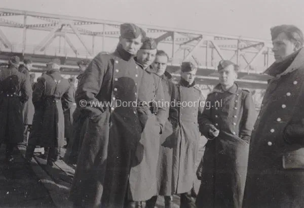 2. Duitse militairen op een schip bij de Zwijndrechtse bruggen over de Oude Maas image