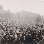 3.Feestvierende menigte op het Raadhuisplein in Zwijndrecht tijdens de bevrijding thumbnail