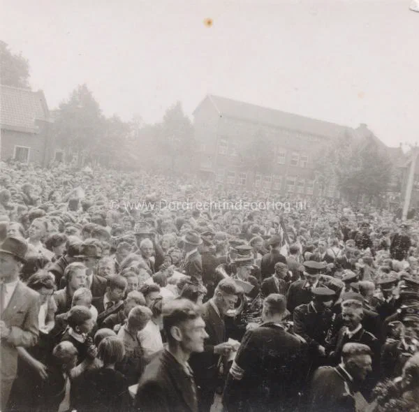 3.Feestvierende menigte op het Raadhuisplein in Zwijndrecht tijdens de bevrijding image