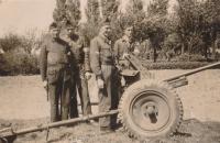 5.BinnenlandseStrijdkrachten bij een Duits stuk PAK geschut na de bevrijding. thumbnail
