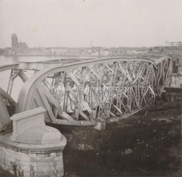 7.De opgeblazen spoorbrug van zwijndrecht na de bevrijding. image