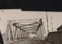 10. Beschildering van Fallschirmjäger Regiment 1 op de Zwijndrechtse brug. thumbnail
