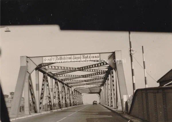 10. Beschildering van Fallschirmjäger Regiment 1 op de Zwijndrechtse brug. image