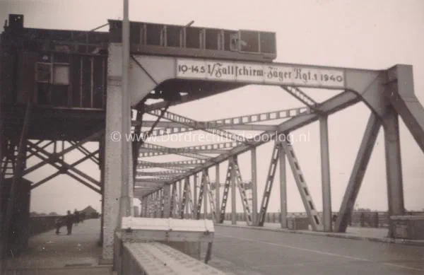 11. Beschildering van Fallschirmjäger Regiment 1 op de Zwijndrechtse brug. image