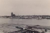 15. Foto vanaf één van de FLAK beddingen op één van de Zwijndrechtse bruggen over de Oude Maas tussen Dordrecht en Zwijndrecht thumbnail