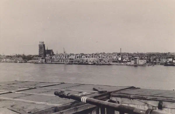 15. Foto vanaf één van de FLAK beddingen op één van de Zwijndrechtse bruggen over de Oude Maas tussen Dordrecht en Zwijndrecht image
