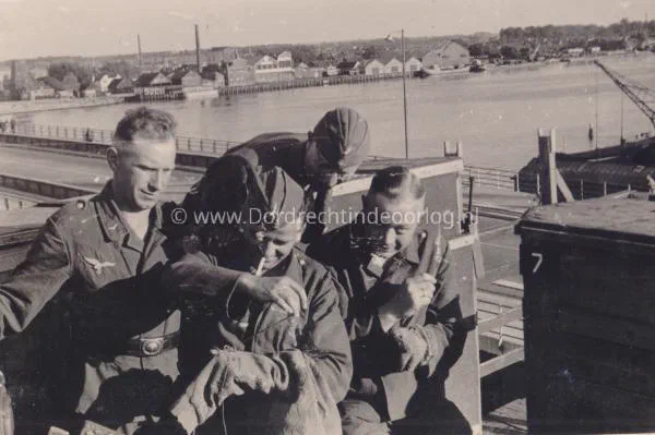 19. Duitse Luftwaffe militairen op de FLAK bedding op de spoorbrug over de Oude Maas tussen Dordrecht en Zwijndrecht image