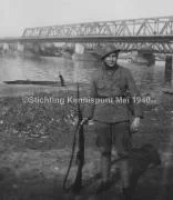 Soldaat Bour gewapend met karabijn bij de opstellingen van het 85ste Pel.LuMi. aan de Dordtse zijde. Achter hem staat een Spandau machinegeweer op de luchtdoel affuit in stelling. Hij draagt een model M16 helm.
