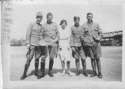 Soldaat Bour is de militair die direct rechts van de vrouw in de witte kleding staat.